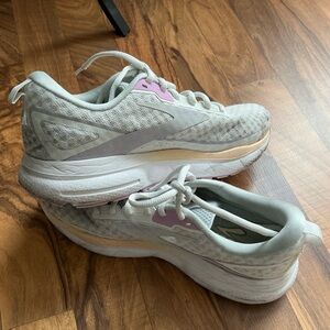 Brooks Women's Gray and Pink Athletic Shoes